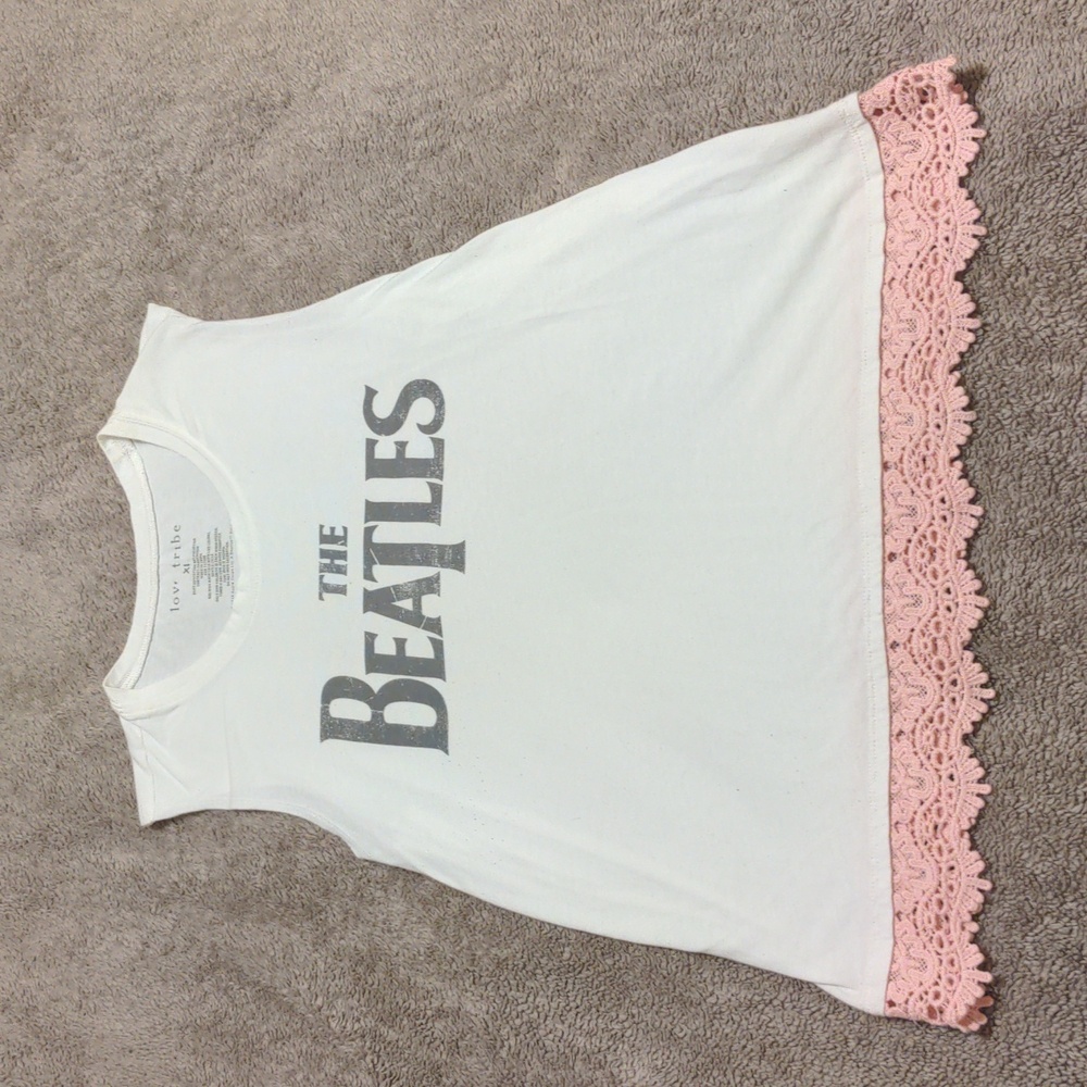 3 For 9$ White Beatles sleeveless shirt with pink lace trim XL
